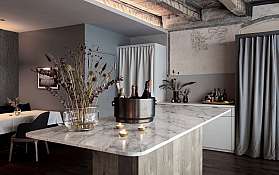 Cuisine avec plan de travail en marbre, arrangement floral, bouteilles de champagne et bougies