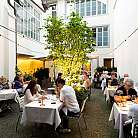 Innenhof Restaurant mit Gästen