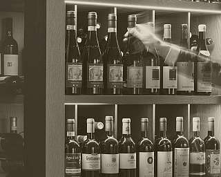 Weinschrank mit Flaschen