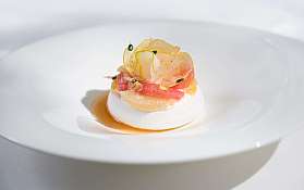 Feines Dessert auf weißem Teller