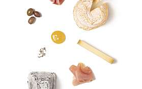 Verschiedene Käsesorten, Schinken, Oliven und Honig auf weißem Hintergrund